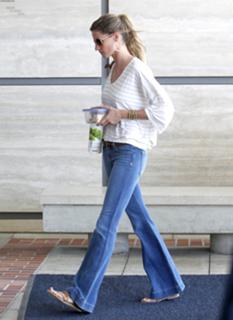 Gisele Bündchen feet photo thumbnail