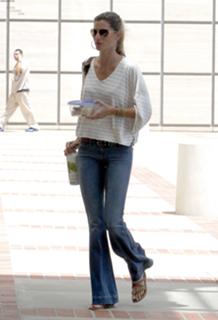 Gisele Bündchen feet photo thumbnail