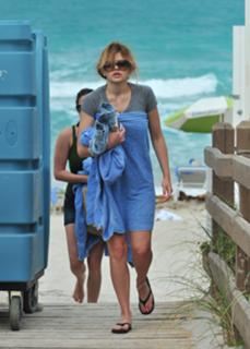 Aimee Teegarden feet photo thumbnail