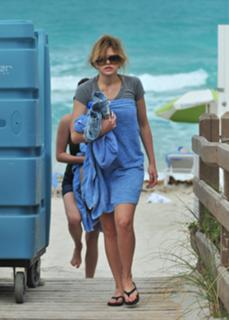 Aimee Teegarden feet photo thumbnail