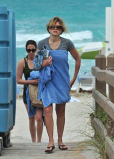 Aimee Teegarden feet photo thumbnail