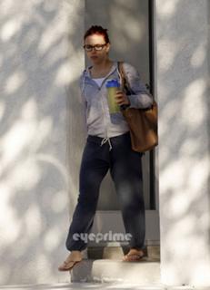 Scarlett Johansson feet photo thumbnail