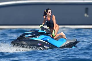 Kendall Jenner feet photo thumbnail