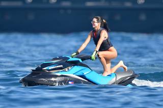 Kendall Jenner feet photo thumbnail