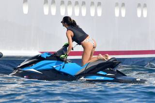Kendall Jenner feet photo thumbnail