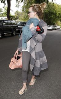 Hilary Duff feet photo thumbnail