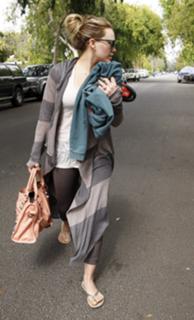 Hilary Duff feet photo thumbnail