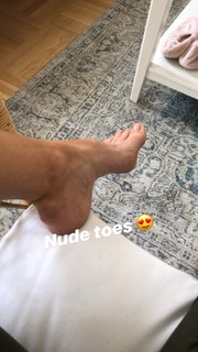Emma Lovett feet photo thumbnail