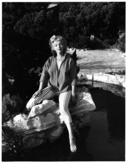 Marilyn Monroe feet photo thumbnail