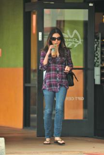 Mila Kunis feet photo thumbnail