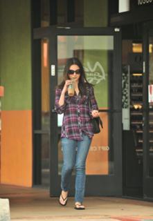 Mila Kunis feet photo thumbnail