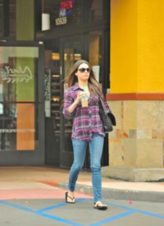 Mila Kunis feet photo thumbnail