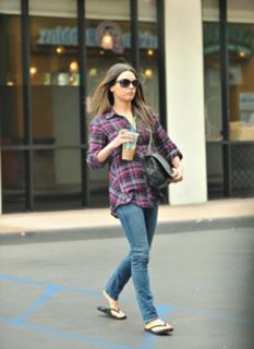Mila Kunis feet photo thumbnail