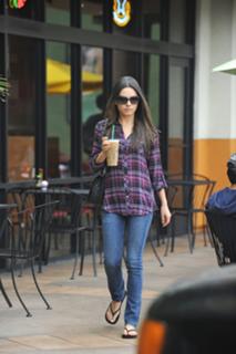 Mila Kunis feet photo thumbnail