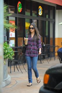 Mila Kunis feet photo thumbnail