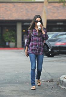 Mila Kunis feet photo thumbnail