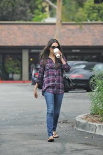 Mila Kunis feet photo thumbnail
