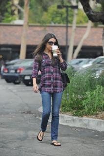 Mila Kunis feet photo thumbnail