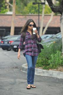 Mila Kunis feet photo thumbnail