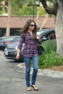 Mila Kunis feet photo thumbnail