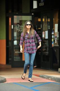 Mila Kunis feet photo thumbnail