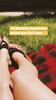 Laura Vandervoort feet photo thumbnail
