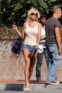 Victoria Silvstedt feet photo thumbnail