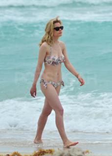 Gillian Jacobs feet photo thumbnail