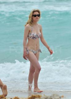 Gillian Jacobs feet photo thumbnail