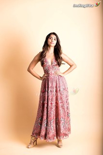 Pooja Hegde feet photo thumbnail