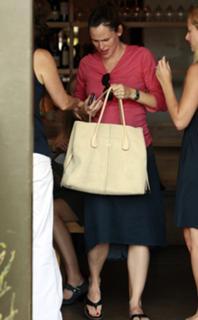 Jennifer Garner feet photo thumbnail