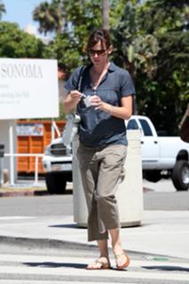 Jennifer Garner feet photo thumbnail