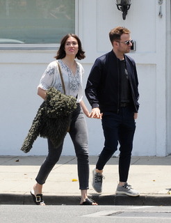 Mandy Moore feet photo thumbnail