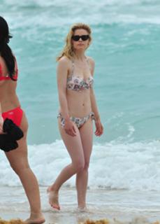 Gillian Jacobs feet photo thumbnail
