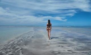Isis Valverde feet photo thumbnail