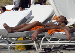 Jessica Alba feet photo thumbnail