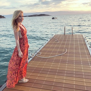 Tara Lipinski feet photo thumbnail