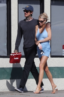 Charlotte McKinney feet photo thumbnail
