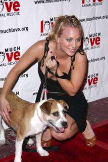 Kaley Cuoco feet photo thumbnail