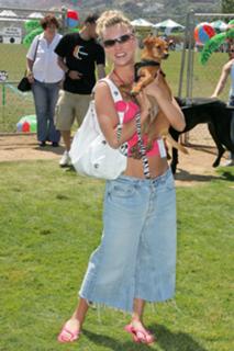 Kaley Cuoco feet photo thumbnail
