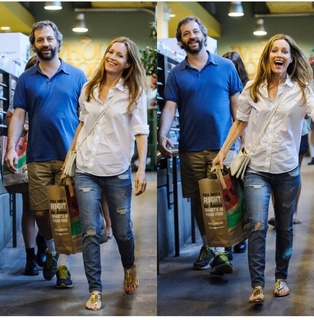 Leslie Mann feet photo thumbnail