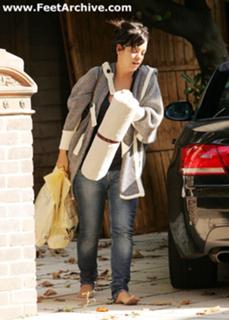 Lily Allen feet photo 3