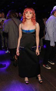 Maisie Williams feet photo thumbnail