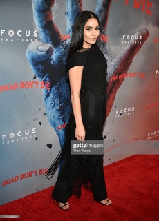 Vanessa Hudgens feet photo thumbnail