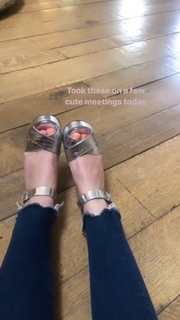 Hilary Duff feet photo thumbnail