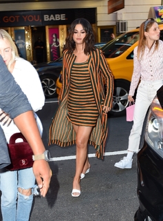 Selena Gomez feet photo thumbnail