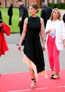 Rosamund Pike feet photo thumbnail