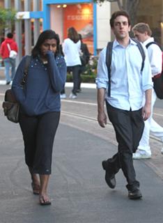 Mindy Kaling feet photo thumbnail