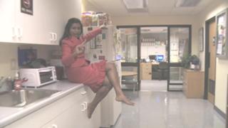 Mindy Kaling feet photo thumbnail
