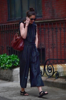 Katie Holmes feet photo thumbnail